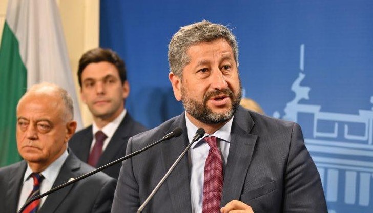 Това мнозинство, макар и по бавната писта, има политическата воля и визия да приеме промени в Конституцията, поясни Иванов Това мнозинство, макар и по бавната писта, има политическата воля и визия да приеме промени в Конституцията, поясни Иванов