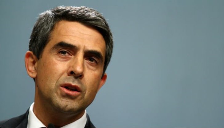 Ние вече се чудим с Румъния и Турция как да разминираме Черно море, от което ни зависи 10% от националния БВП, коментира той