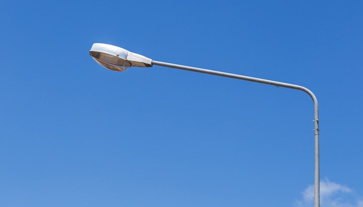 Лампата е под напрежение и в ревизионната кутия се отделя топлина и искри