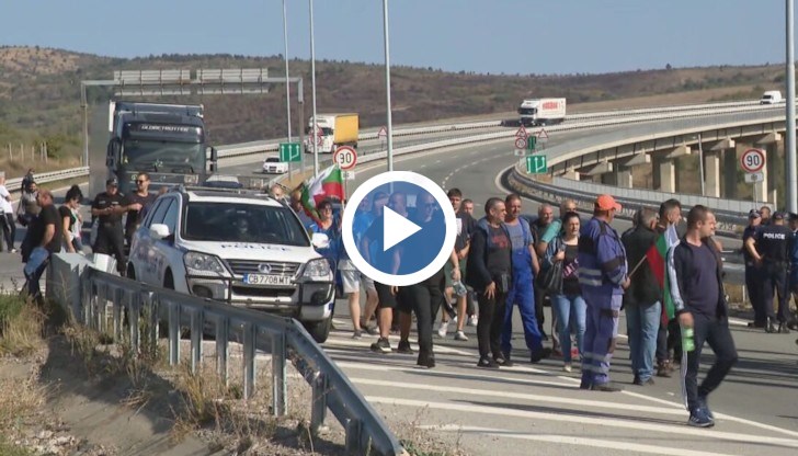 Протестиращите се заканват да нощуват на магистралата