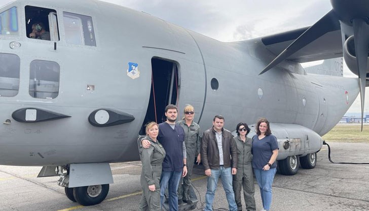 30 минути след полунощ военният самолетът кацна в авиобаза „Враждебна“