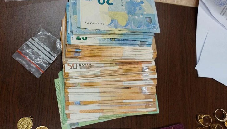У тях са намерени голяма сума пари и златни бижута У тях са намерени голяма сума пари и златни бижута