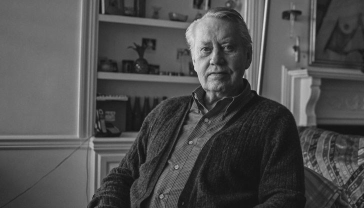 Чък Фийни живя в малък апартамент под наем, искаше да раздаде всичките си пари за благотворителност, докато е жив