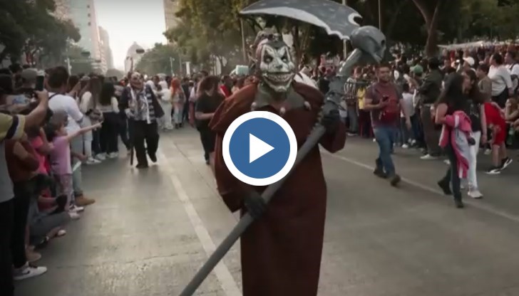 Гримирани и облечени като немъртви хора на всякаква възраст организираха шествие по улиците на мексиканската столица