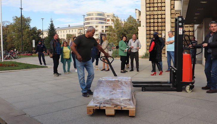 Изборните книжа бяха докарани с охрана от органите на МВР и бяха посрещнати от представители на Областната администрация и Общинските избирателни комисии от региона