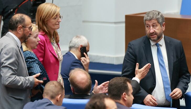 Според проучването, недоверието към правителството е 53%