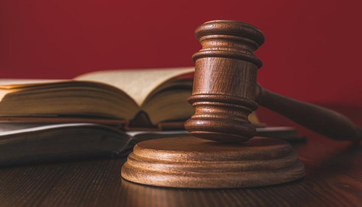 Според мъжа, гръбнакът му бил счупен в болницата при раждането му и по-късно отново в социален дом