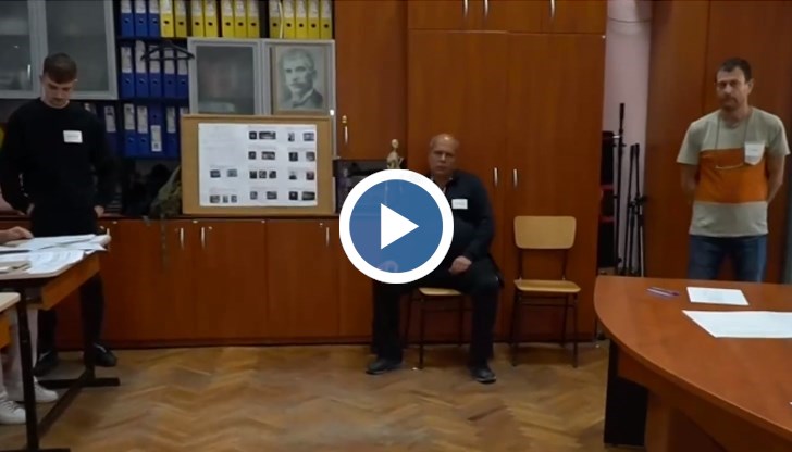 В секцията по списък има малко над 700 души