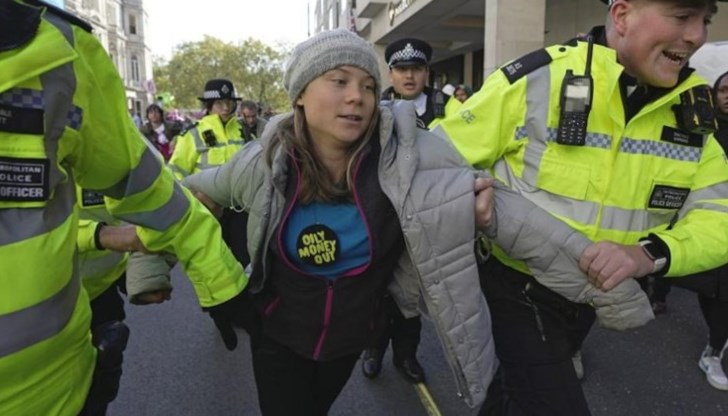 20-годишната активистка беше отведена от двама полицаи 20-годишната активистка беше отведена от двама полицаи