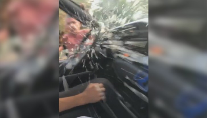 На извършителя са повдигнати обвинения за хулиганство, за нанасяне на лека телесна повреда и за увреждане на чуждо движимо имущество