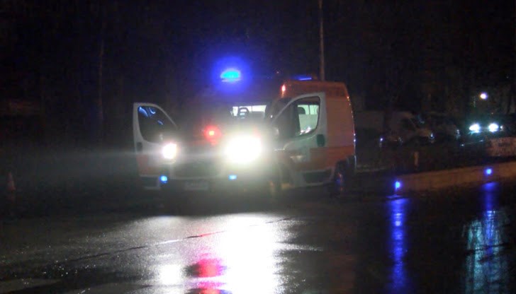 Наложило се екип на пожарната да разреже купето на автомобила, за да извади шофьора и неговия спътник