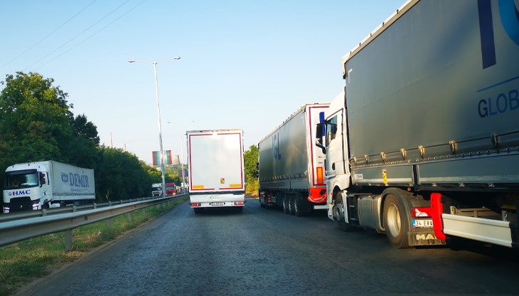 Поради критично ниското ниво на река Дунав фериботът ГКПП "Оряхово" - "Бекет" няма да изпълнява курсове и камионите ще бъдат пренасочвани към граничните пунктове "Русе" и "Никопол" Поради критично ниското ниво на река Дунав фериботът ГКПП "Оряхово" - "Бекет" няма да изпълнява курсове и камионите ще бъдат пренасочвани към граничните пунктове "Русе" и "Никопол"