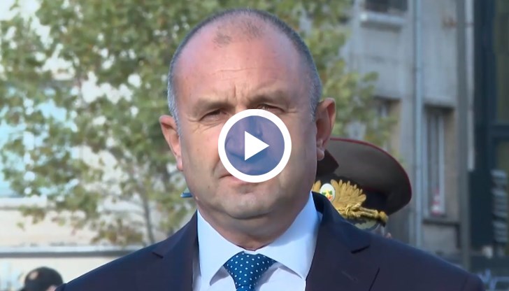 Държавният глава прие почетния караул пред Паметника на българския летец
