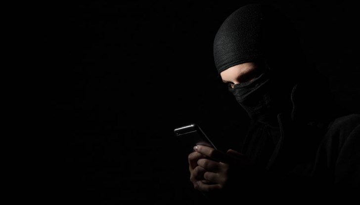 Жената хвърлила парите през оградата на дома си