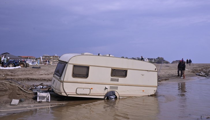 Жест към униформените, спасявали животи при наводненията през миналия месец Жест към униформените, спасявали животи при наводненията през миналия месец