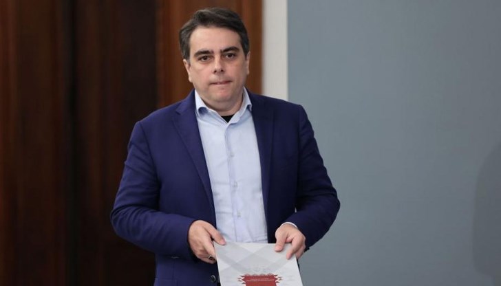 Според нас по-добре е хората да получават 223 лв. повече средства всеки месец, а не само 50 лв. веднъж в годината, категоричен е финансовият министър