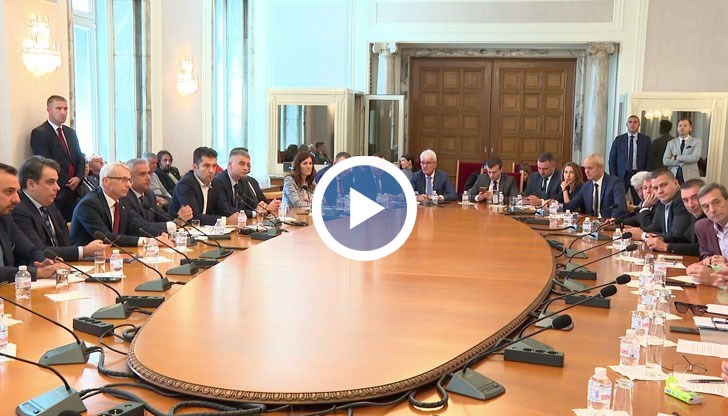 Разговорът беше закрит за медиите, но депутати излъчваха в социалните медии