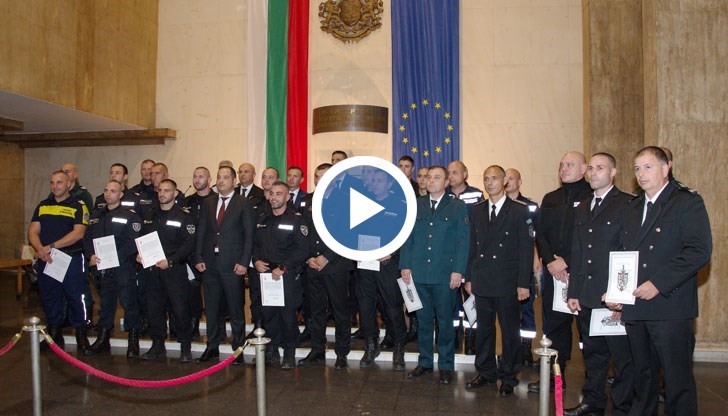 Приижда водата. Всичко се случва за секунди, обясни Владимир Димитров, един от първите пожарникари, стигнали в Царево