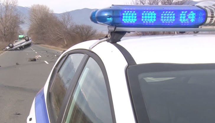 Колата била напуснала платното за движение и се е преобърнала