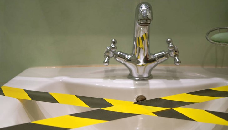 Спират водата всяка нощ от 23:00 часа до 6:00 часа Спират водата всяка нощ от 23:00 часа до 6:00 часа