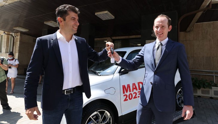 Какво ли не би дал български премиер, за да се снима пред автомобил, произведен в България?