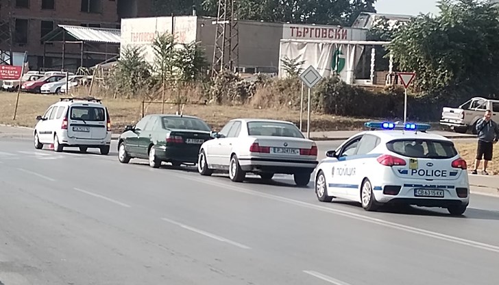 БМВ-то е блъснало движещата се отпред кола, която на свой е ударила спрян товарен автомобил /снимката е илюстрастивна/