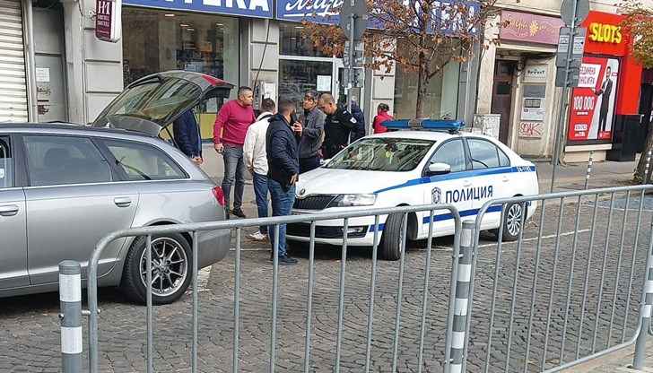 Полицията разтърва пред очите ми двамата биещи се водачи, пише потребител на социалната мрежа Полицията разтърва пред очите ми двамата биещи се водачи, пише потребител на социалната мрежа