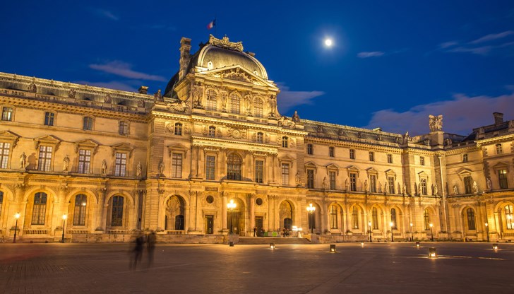 Стотици хора са евакуирани от сградата