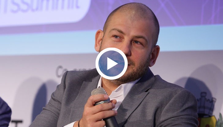 Заместник-министърът беше обвинен, че е заснел с телефона си кодовете на устройствата