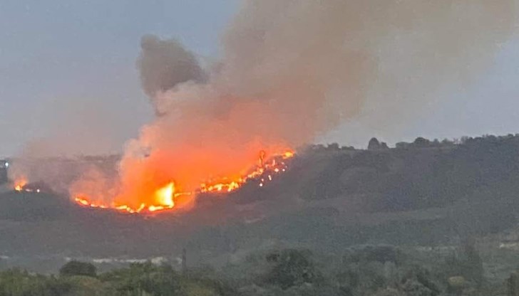 Пожар обхвана гориста местност край град Бяла