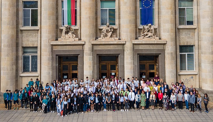 Направиха внушителна обща снимка на всички присъстващи на събитието