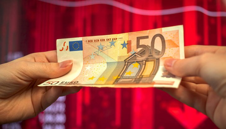 Европейската валута падна под 1,06 долара в междубанковата търговия