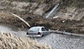 Кола падна в река, за да избегне челен удар