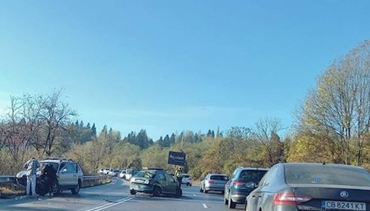 Челната катастрофа предизвика огромно задръстване