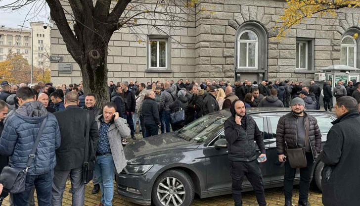 Те се обявиха в защита на ръководството на вътрешното министерство и настояха да спре да се политизира сблъсъкът с футболните фенове