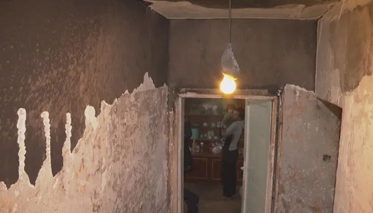 Десетки доброволци помагат в разчистването на апартамента