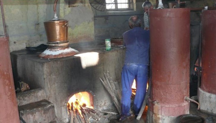 Русенски митничари задържаха над 13 000 литра нелегален алкохол