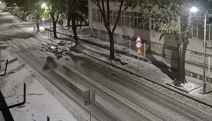 Облачността ще започне да се разкъсва, а до края на деня и да намалява Облачността ще започне да се разкъсва, а до края на деня и да намалява