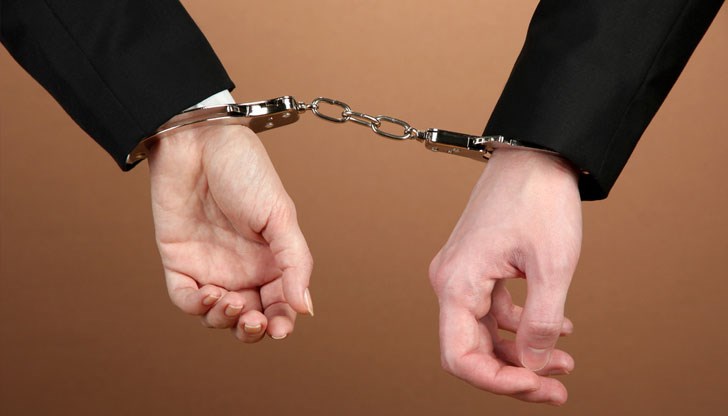 Жената е арестувана заедно с 50-годишния си партньор