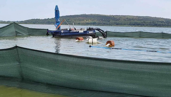 Езерото е драгирано на площ от 50 декара, като тинята е депонирана извън езерната чаша Езерото е драгирано на площ от 50 декара, като тинята е депонирана извън езерната чаша