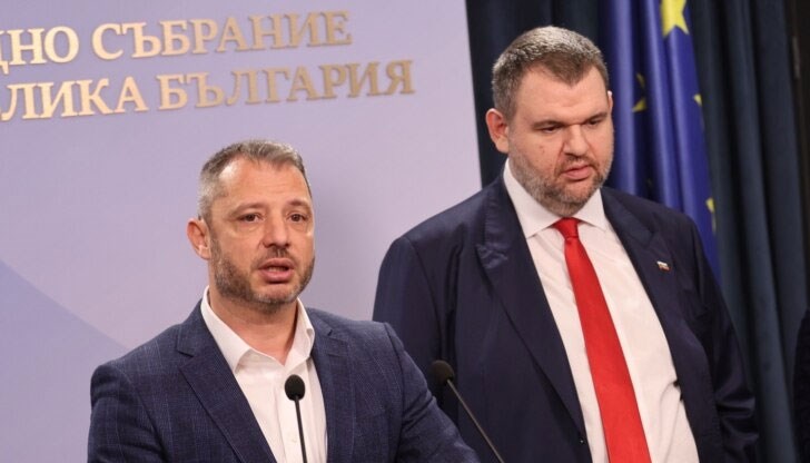 Делян Добрев от ГЕРБ все по-често е в един отбор с Делян Пеевски и ДПС по важните икономически въпроси Делян Добрев от ГЕРБ все по-често е в един отбор с Делян Пеевски и ДПС по важните икономически въпроси