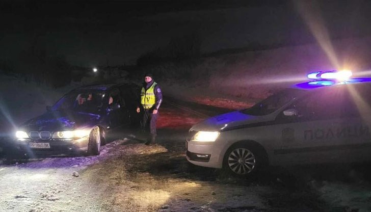 Полицейски служители все още регулират движението и не допускат автомобили по затворените пътища Полицейски служители все още регулират движението и не допускат автомобили по затворените пътища