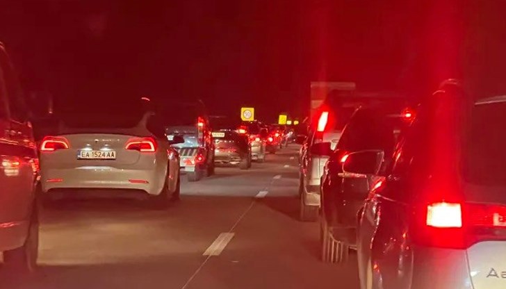 Колите пъплят с едва 20 км/ч., като на моменти буквално спират на място