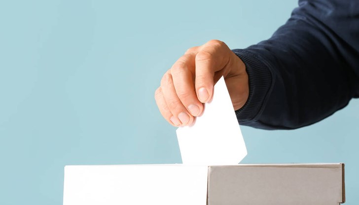 Основно сигналите са били за агитационна дейност от различни политически партии в околностите на училищата