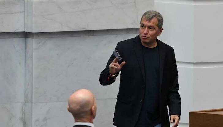 С изолацията на две парламентарно представени партии се отнема правото на българските избиратели за адекватно участие в парламентарния контрол за работата на ЕК С изолацията на две парламентарно представени партии се отнема правото на българските избиратели за адекватно участие в парламентарния контрол за работата на ЕК