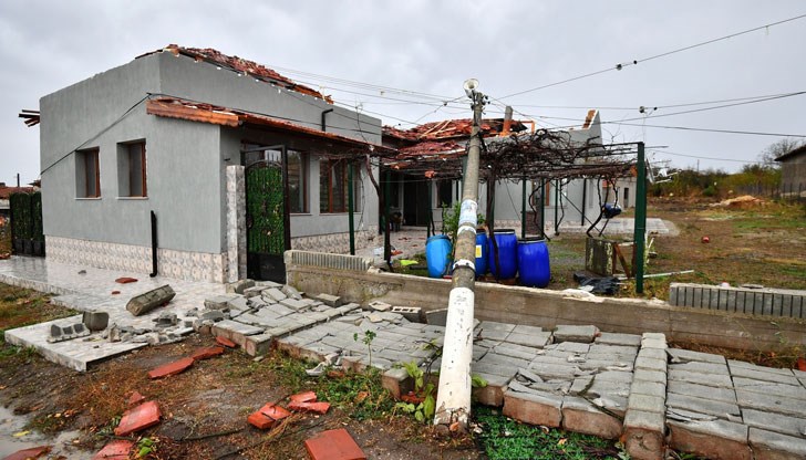 Има множество счупени електрически стълбове и разрушена инфраструктура