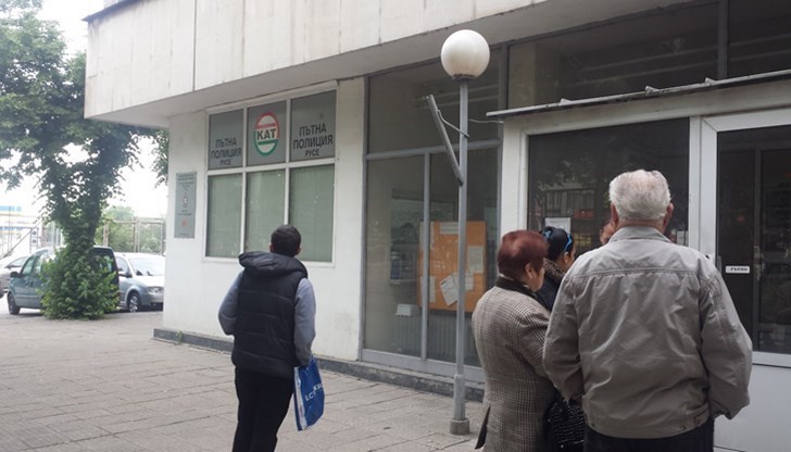 Заявленията ще се приемат в сектор „Пътна полиция“ до изчерпване на номерата