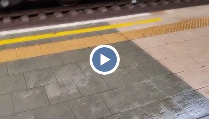 Водата се стича по лампите и образува локви по перона