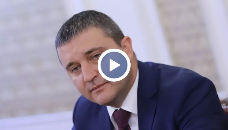 Докато трупаме такива огромни дефицити чрез увеличаването на пенсиите и на доходите на работещите хора, ние практически задлъжняваме, посочи той