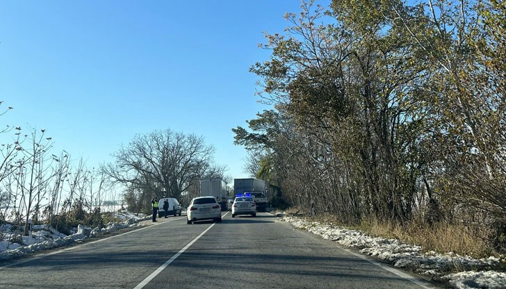Тежкотоварният автомобил леко е излязъл от пътя преди разклона за село Екзарх Йосиф